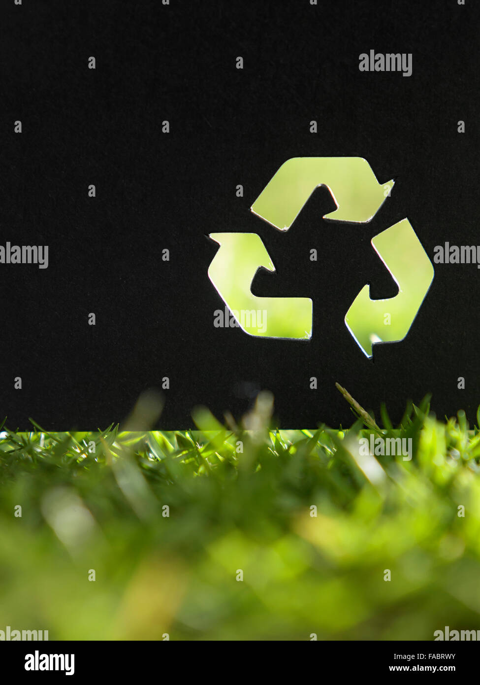 Recycling-Logo oben auf Rasen Stockfoto