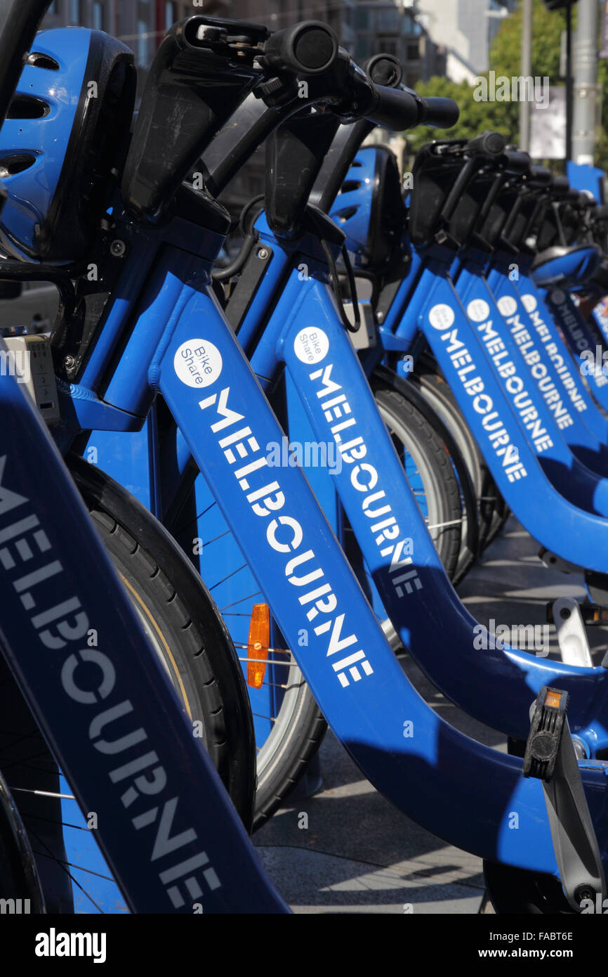 Öffentliche Leihfahrräder in Melbourne, Victoria, Australien, an einem sonnigen Sommertag. Stockfoto