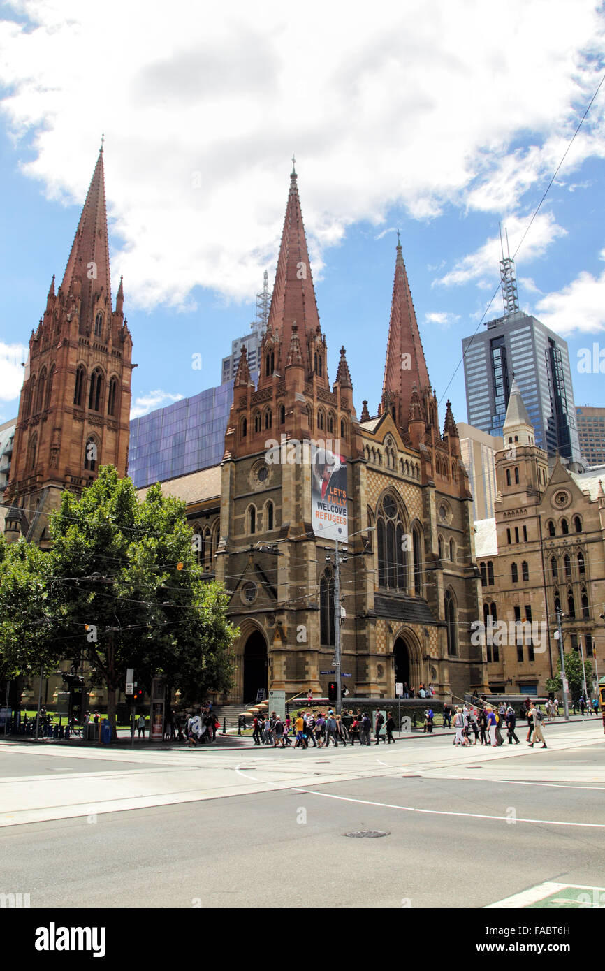 St. Pauls-Kathedrale in der Innenstadt von Melbourne, Victoria, Australien, an einem sonnigen Sommertag. Stockfoto