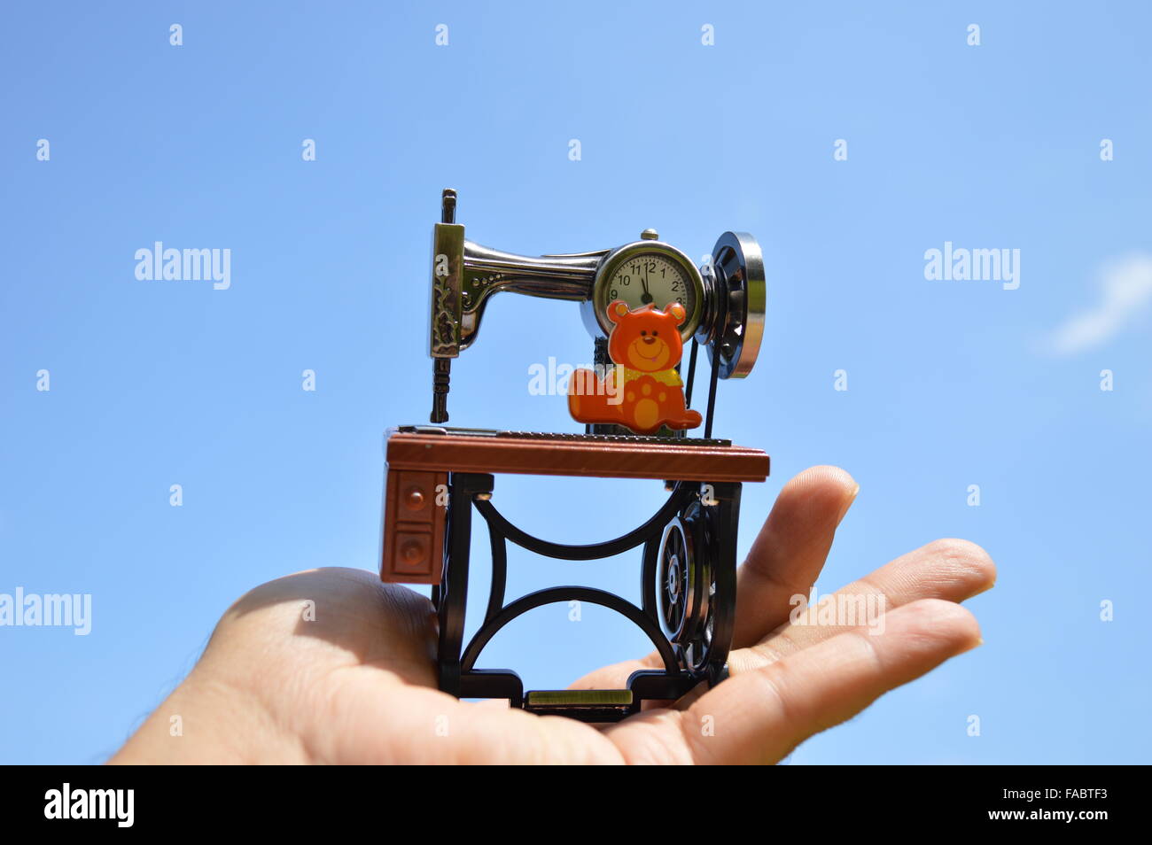 Antike Nähmaschine förmigen Uhr mit Valentine Day Neujahr 2016 Nachricht Stockfoto