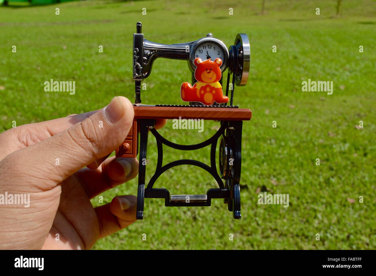 Antike Nähmaschine förmigen Uhr mit Valentine Day Neujahr 2016 Nachricht Stockfoto