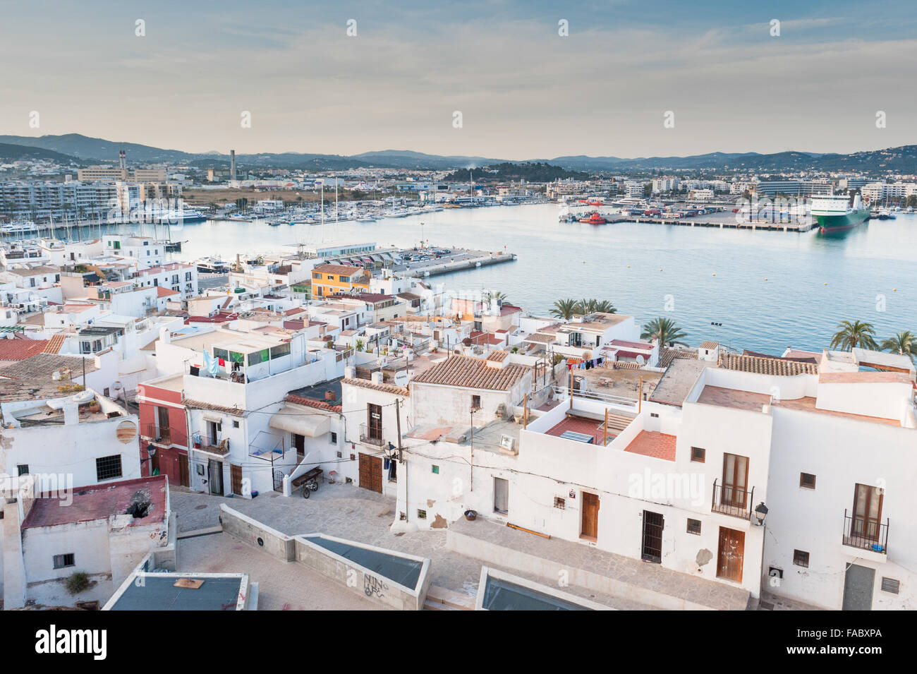 Blick auf den Hafen und die Altstadt von Ibiza, Spanien, Europa. Stockfoto