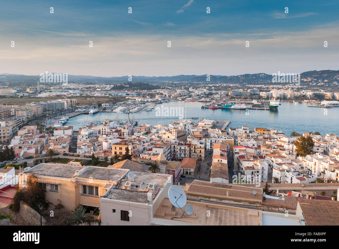 Blick auf den Hafen und die Altstadt von Ibiza, Spanien, Europa. Stockfoto