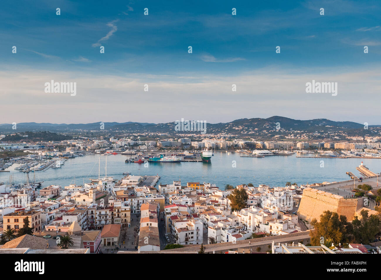 Blick auf den Hafen und die Altstadt von Ibiza, Spanien, Europa. Stockfoto