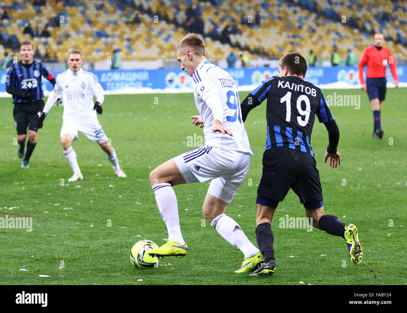 Kiew, UKRAINE - 29. November 2015: Lukasz Teodorczyk von Dynamo Kiew (in weiß) kämpft für eine Kugel mit Oleksandr Kalitov des FC Chornomorets Odesa während ihrer ukrainischen Premier League-Spiel Stockfoto