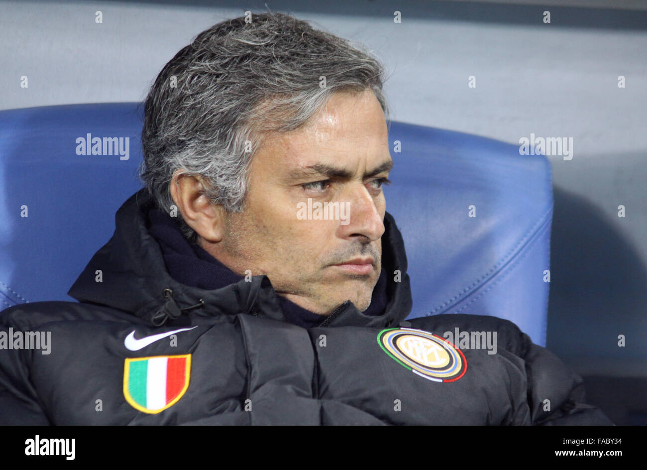 Kiew, UKRAINE - 4. November 2009: Headcoach des FC Inter Mailand Jose Mourinho blickt auf in UEFA Champions League-Fußballspiel gegen Dynamo Kiew am 4. November 2009 in Kiew, Ukraine Stockfoto