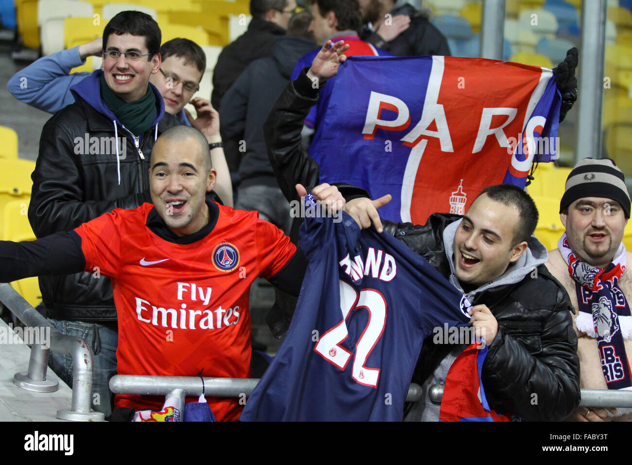 Kiew, UKRAINE - 21. November 2012: FC Paris Saint-Germain Team Anhänger zeigen ihre Unterstützung während der UEFA Champions League Spiel gegen FC Dynamo Kiew am 21. November 2012 in Kiew, Ukraine Stockfoto