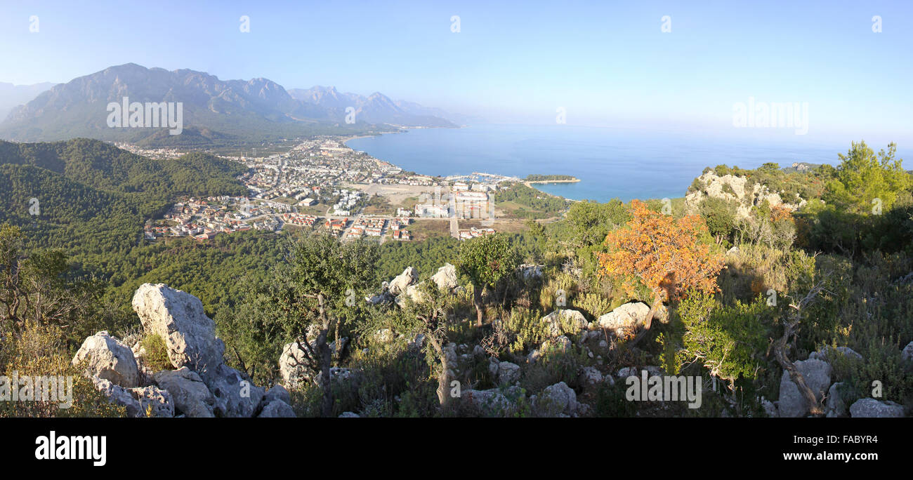 Panoramablick über Kemer Stadt, mediterranen Küste, Türkei Stockfoto