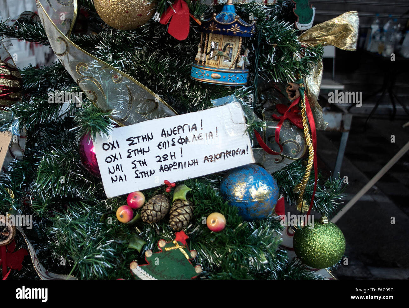 Eine Notiz an einen Weihnachtsbaum hängen liest "Nein zur Arbeitslosigkeit - Nein in unsichere Gefühl - ja zum Leben - ja der Menschenwürde" Stockfoto