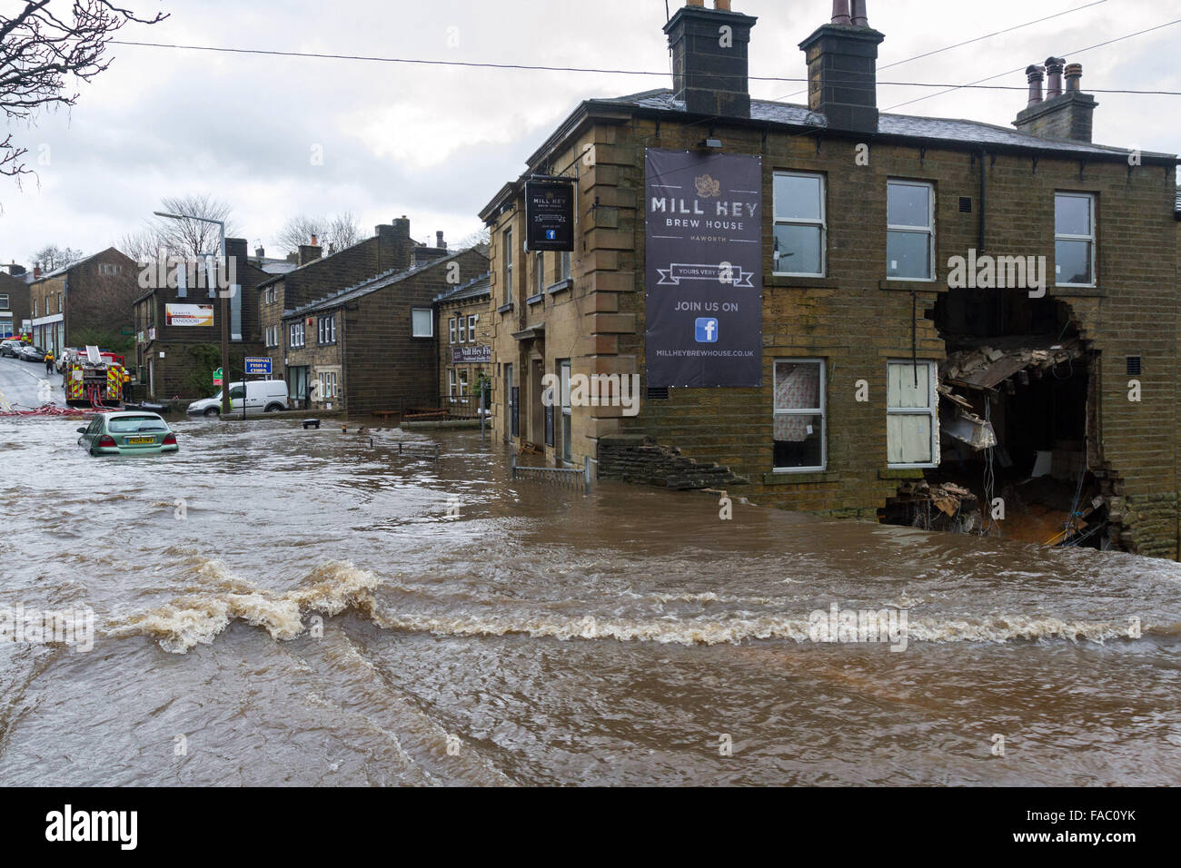 Haworth, Vereinigtes Königreich. 26. Dezember 2105. Eine Wand wurde teilweise abgerissen bei Hochwasser an der Mühle Hey Brew House an der ehemaligen Royal Oak Pub in Mühle Hey, Haworth, West Yorkshire Credit: grough.co.uk/Alamy Live News Stockfoto