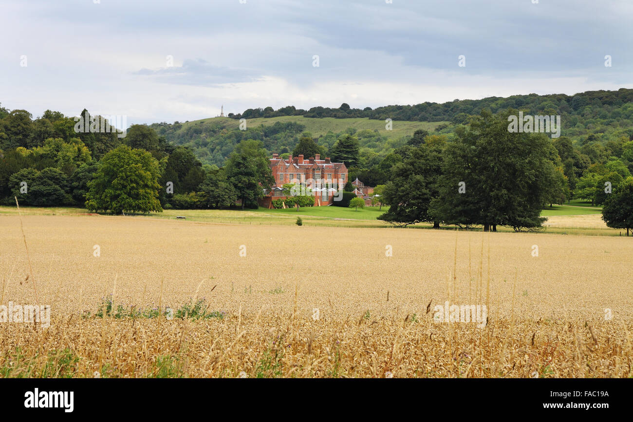 Chequers House in Buckinghamshire, Landsitz des Premierministers mit Feld der Reife Weizen im Vordergrund Stockfoto