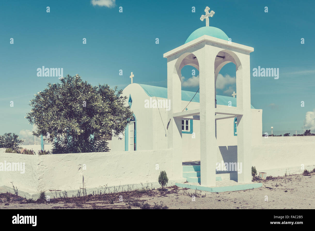 Blaue und weiße orthodoxe Kapelle auf der griechischen Insel Kos Stockfoto