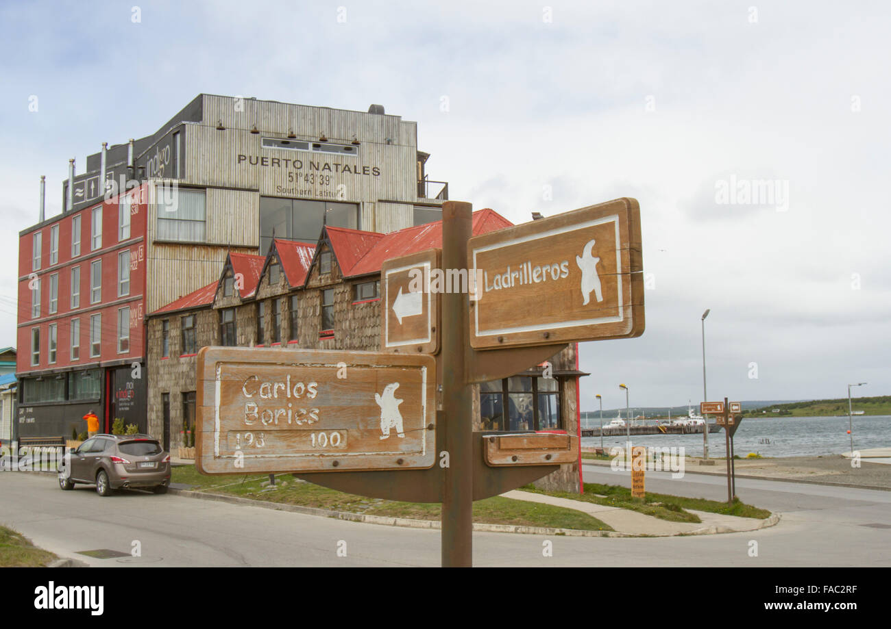Puerto Natales, Chile - 22. November 2015: Puerto Natales Latitude auf Seite des Gebäudes mit legendären Riesen Faultier Diagramme auf Straße Stockfoto
