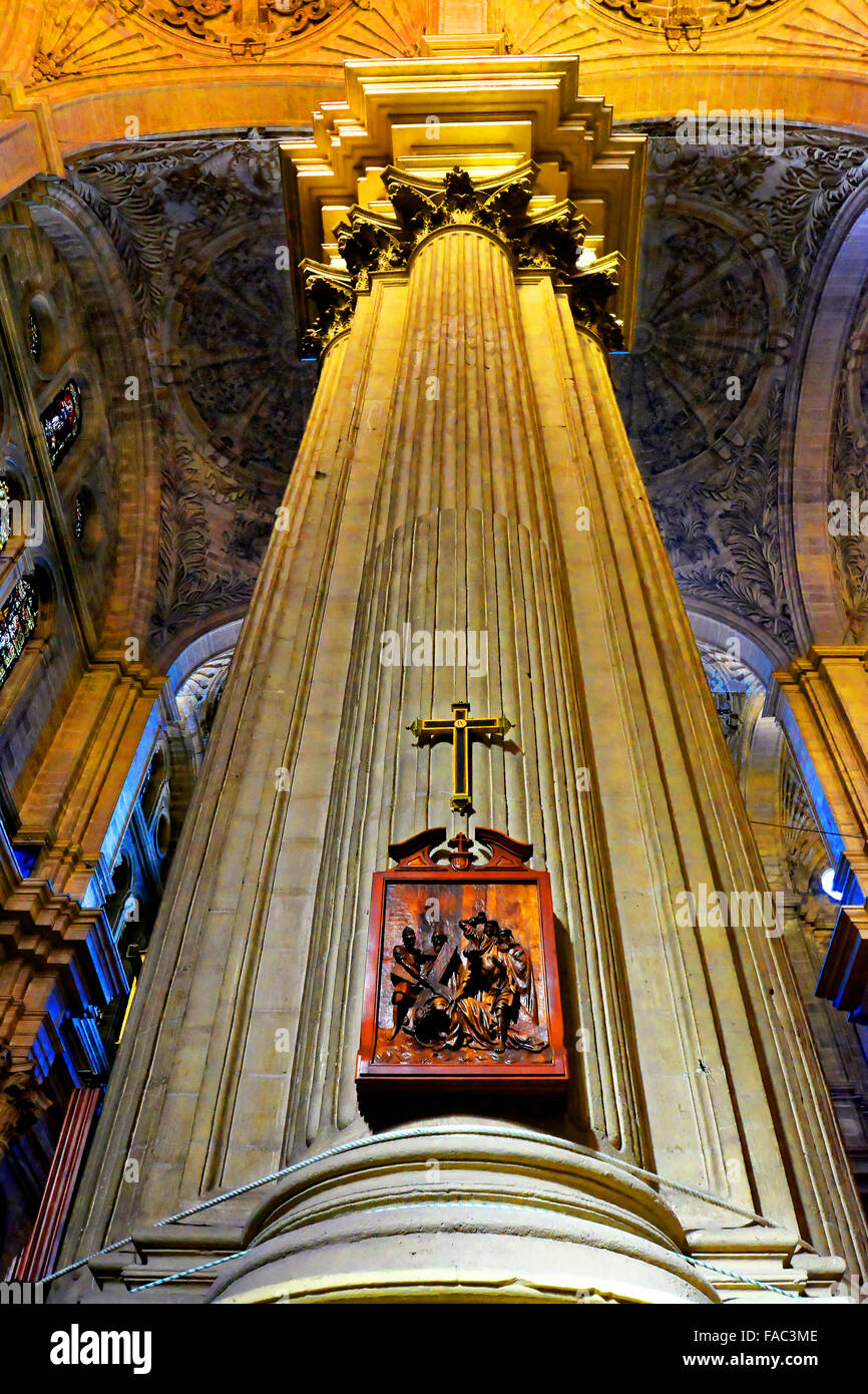 Kathedrale von Malaga Spanien Hauptspalte Detail mit Kreuz und Gravur Stockfoto