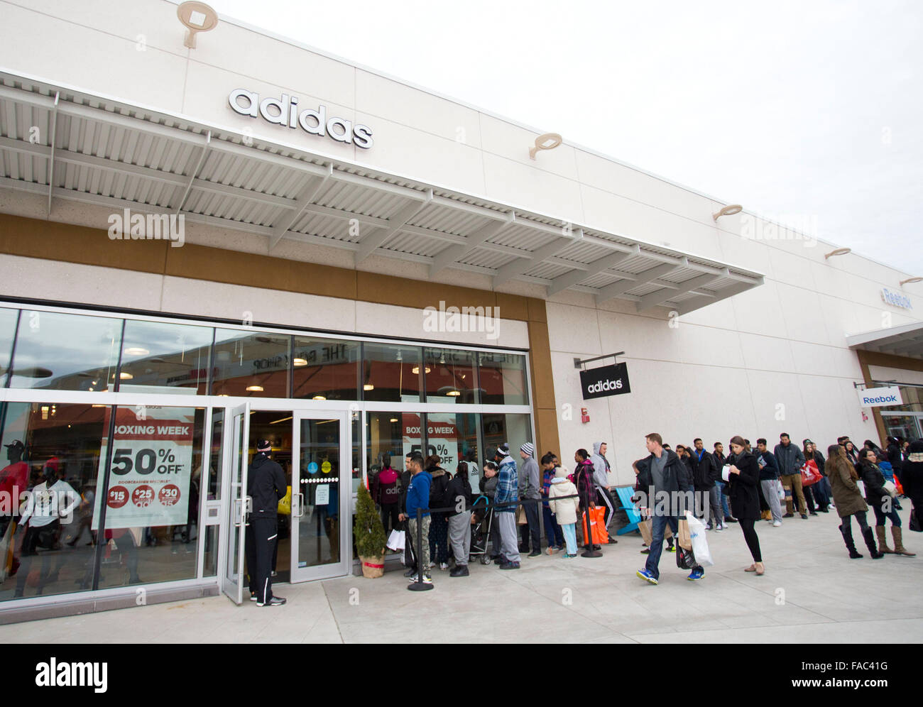 (151226)--TORONTO, 26. Dezember, 2015(Xinhua)--Shopper Line-up um einen Shop bei Boxing Day Sales bei der Outlet-Sammlung im Niagara in Niagara-on-the-Lake, Ontario, Kanada, 26. Dezember 2015 zu betreten. Boxing Day ist eines der bedeutendsten Einkaufstage des Jahres in Kanada. (Xinhua/Zou Zheng) Stockfoto