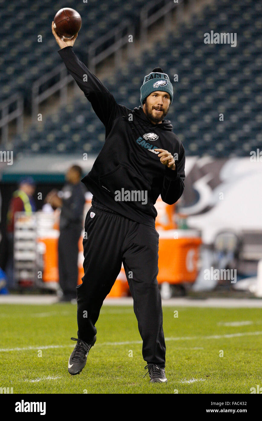 Philadelphia, Pennsylvania, USA. 26. Dezember 2015. Philadelphia Eagles-Quarterback Sam Bradford (7) wirft den Ball vor dem NFL-Spiel zwischen den Washington Redskins und die Philadelphia Eagles am Lincoln Financial Field in Philadelphia, Pennsylvania. Christopher Szagola/CSM/Alamy Live-Nachrichten Stockfoto