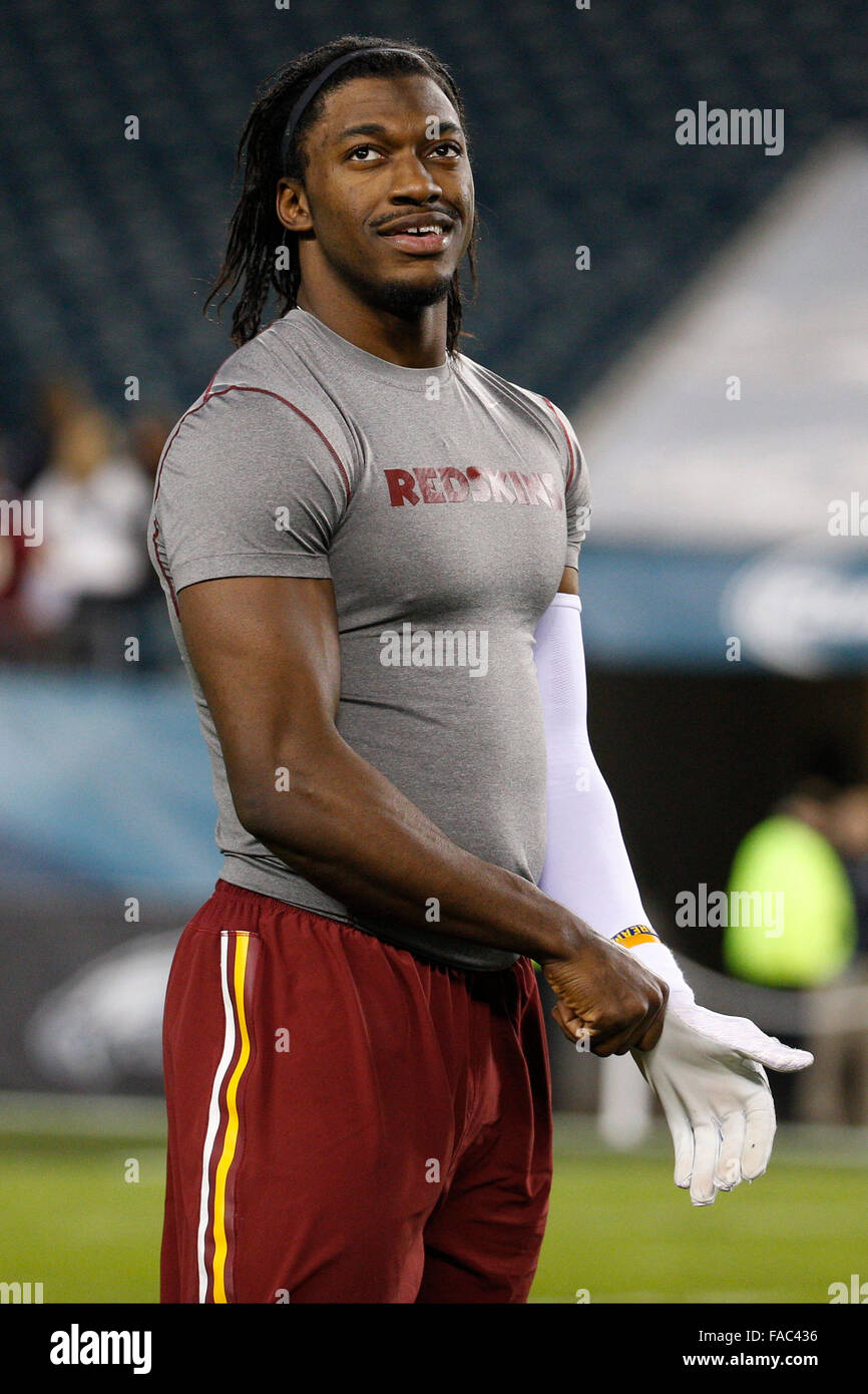 Philadelphia, Pennsylvania, USA. 26. Dezember 2015. Washington Redskins Quarterback Robert Griffin III (10) blickt auf eine vor dem NFL-Spiel zwischen den Washington Redskins und die Philadelphia Eagles am Lincoln Financial Field in Philadelphia, Pennsylvania. Christopher Szagola/CSM/Alamy Live-Nachrichten Stockfoto