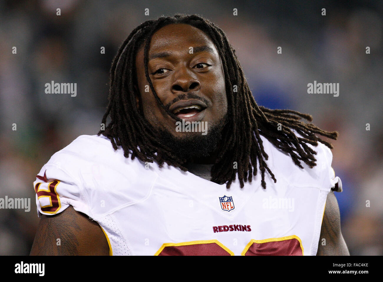 Philadelphia, Pennsylvania, USA. 26. Dezember 2015. Washington Redskins defensive Tackle Ricky Jean Francois (99) blickt auf während der Warm-ups vor dem NFL-Spiel zwischen den Washington Redskins und die Philadelphia Eagles am Lincoln Financial Field in Philadelphia, Pennsylvania. Christopher Szagola/CSM/Alamy Live-Nachrichten Stockfoto