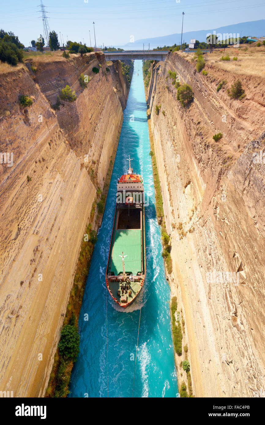 Corinth - Boot in den Kanal von Korinth, Peloponnes, Griechenland Stockfoto