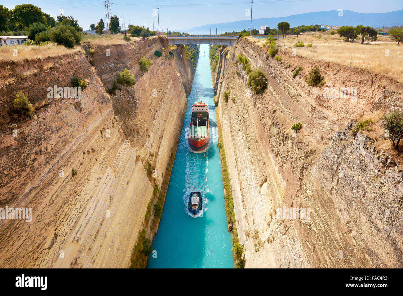 Corinth - Boot in den Kanal von Korinth, Peloponnes, Griechenland Stockfoto