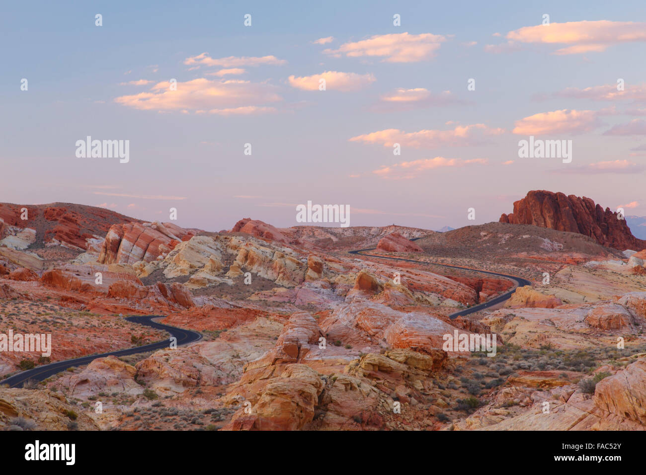 Straße durch Valley of Fire State Park, in der Nähe von Las Vegas, Nevada. Stockfoto