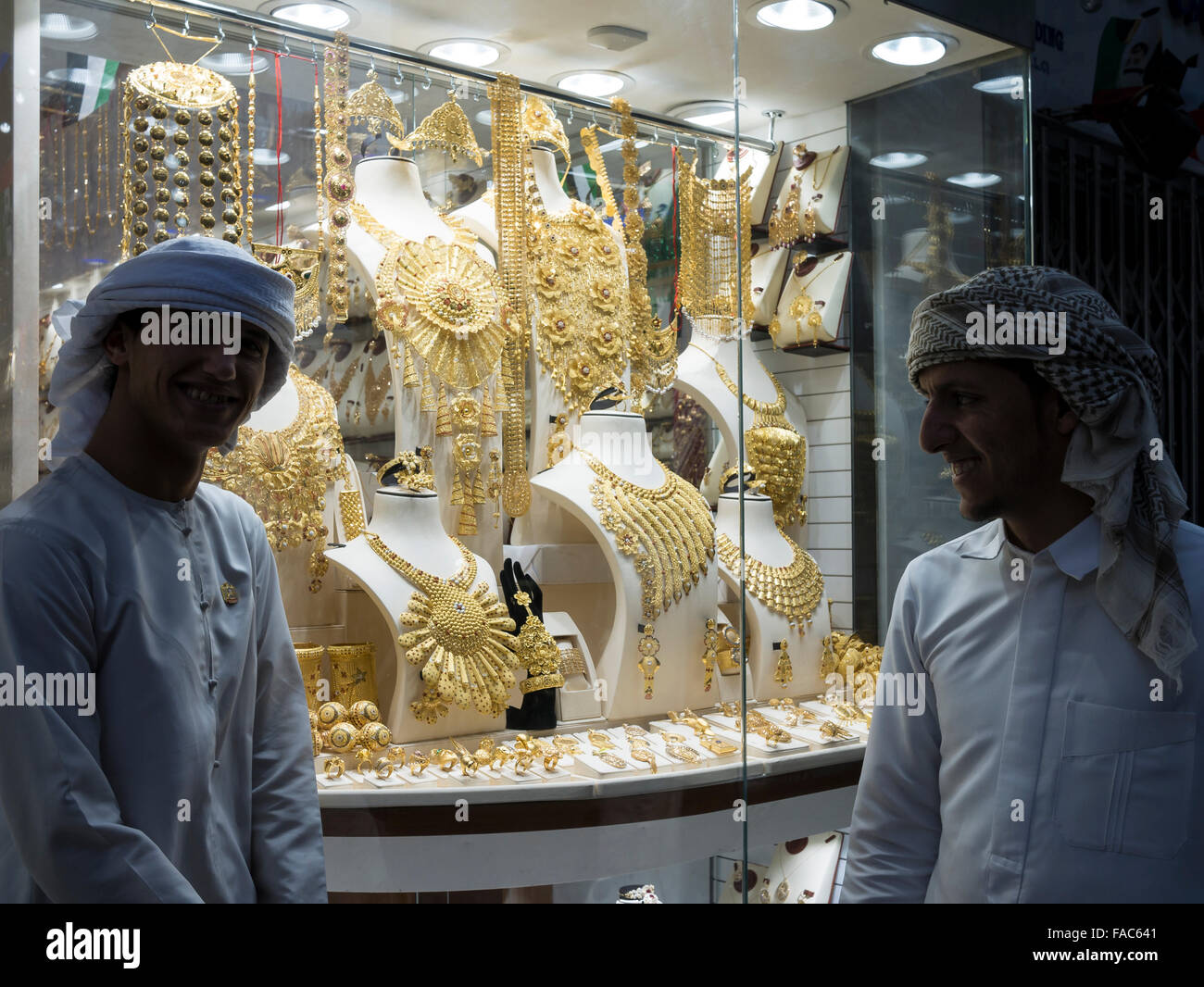 Zwei arabische Männer vor einem Schaufenster in Dubai gold Souk. Stockfoto