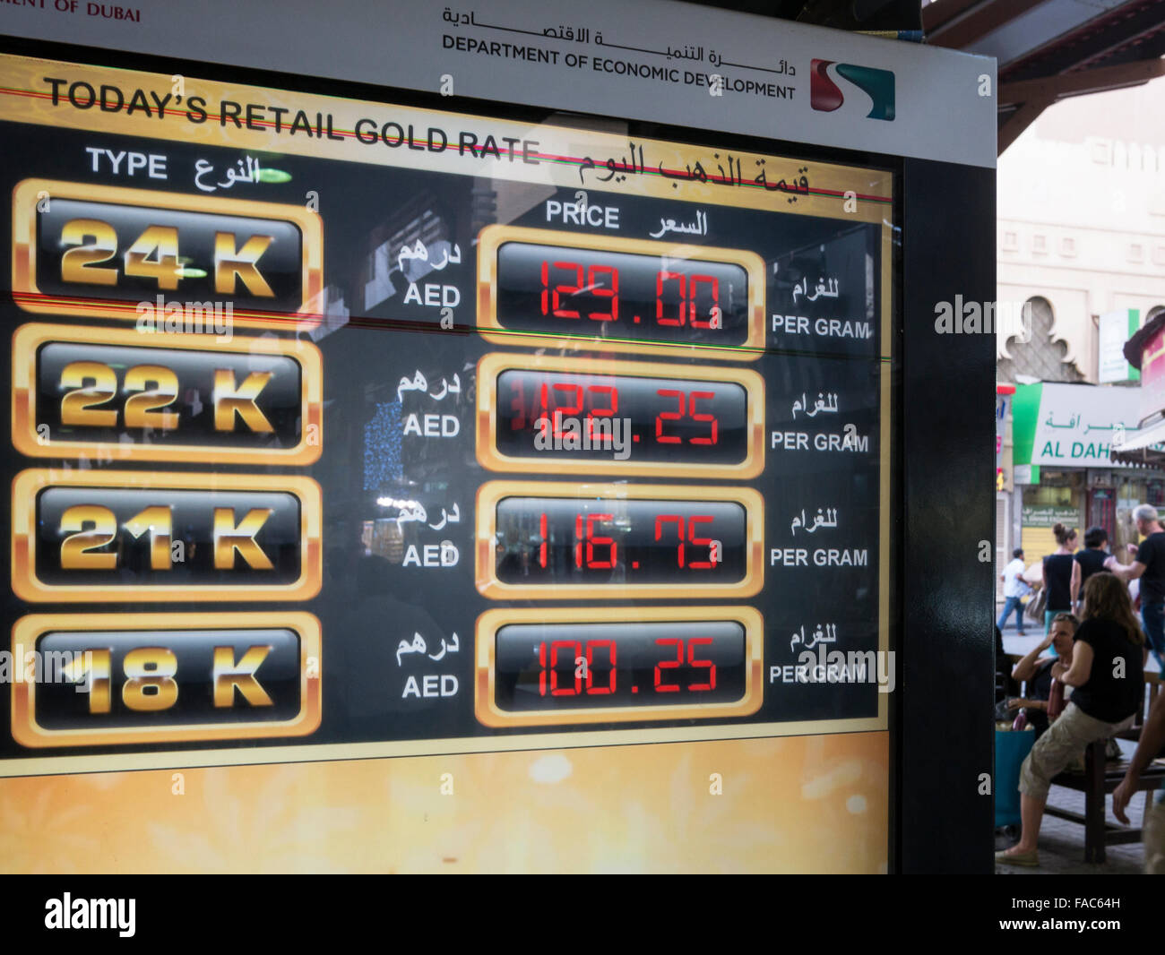 Gold Preis Einzelhandel in Dubai Gold Souk. Stockfoto
