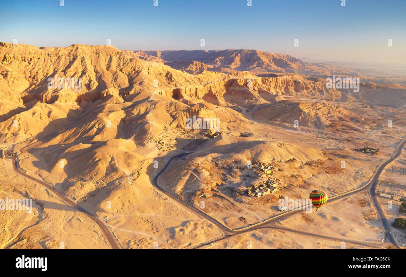 Ägypten - Ballonfahrten über dem Westufer des Nils, Landschaft der Berge Stockfoto
