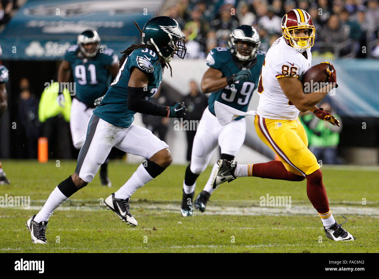 Philadelphia, Pennsylvania, USA. 26. Dezember 2015. Washington Redskins-Tight-End Jordan Reed (86) läuft mit dem Ball Weg von Philadelphia Eagles defensive zurück e.j. Biggers (38) während die NFL-Spiel zwischen die Washington Redskins und die Philadelphia Eagles am Lincoln Financial Field in Philadelphia, Pennsylvania. Christopher Szagola/CSM/Alamy Live-Nachrichten Stockfoto