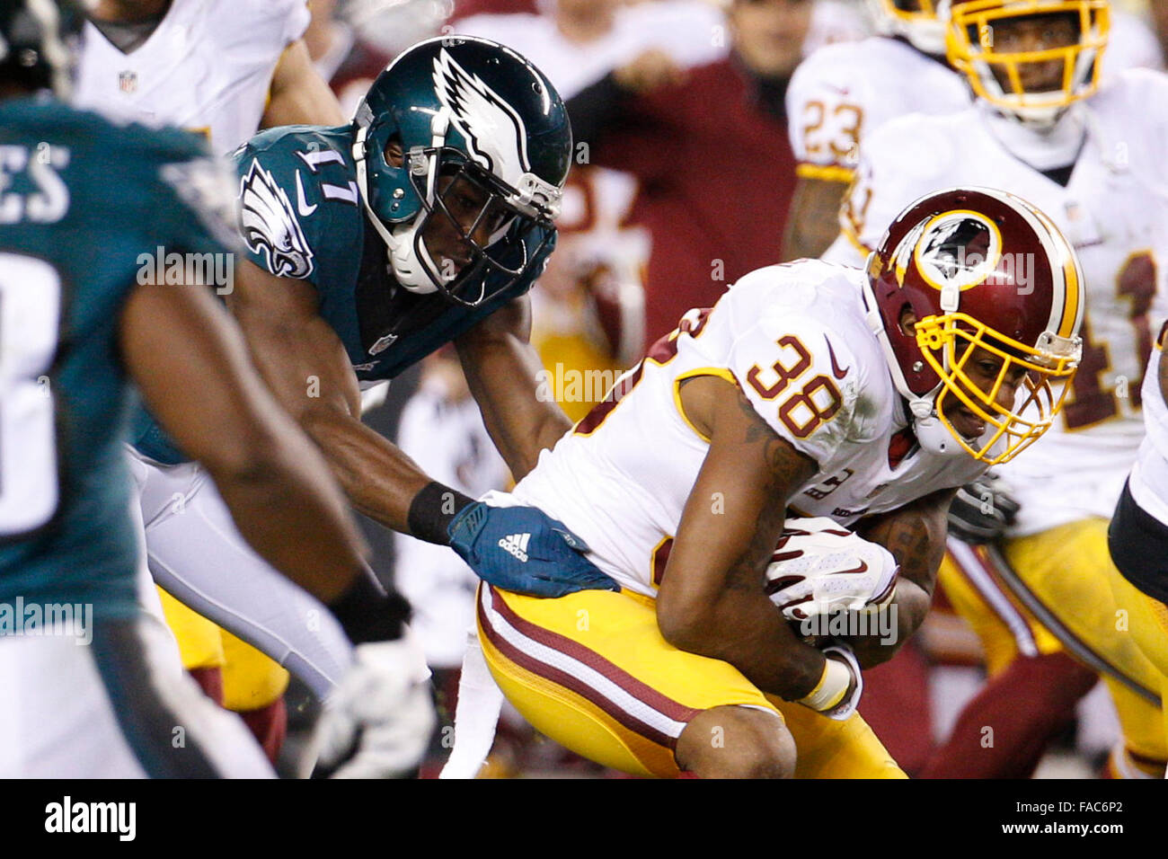 Philadelphia, Pennsylvania, USA. 26. Dezember 2015. Washington Redskins kostenlosen Sicherheits Dashon Goldson (38) zurückläuft Fumble Recovery mit Philadelphia Eagles Wide Receiver Nelson Agholor (17) versuchen, ihn zu bekämpfen, während die NFL-Spiel zwischen den Washington Redskins und die Philadelphia Eagles am Lincoln Financial Field in Philadelphia, Pennsylvania. Christopher Szagola/CSM/Alamy Live-Nachrichten Stockfoto