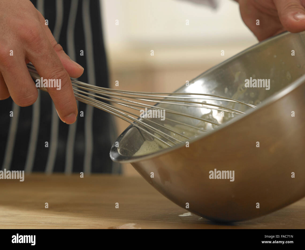 Hände schlagen von Eiern in eine Schüssel geben Stockfoto