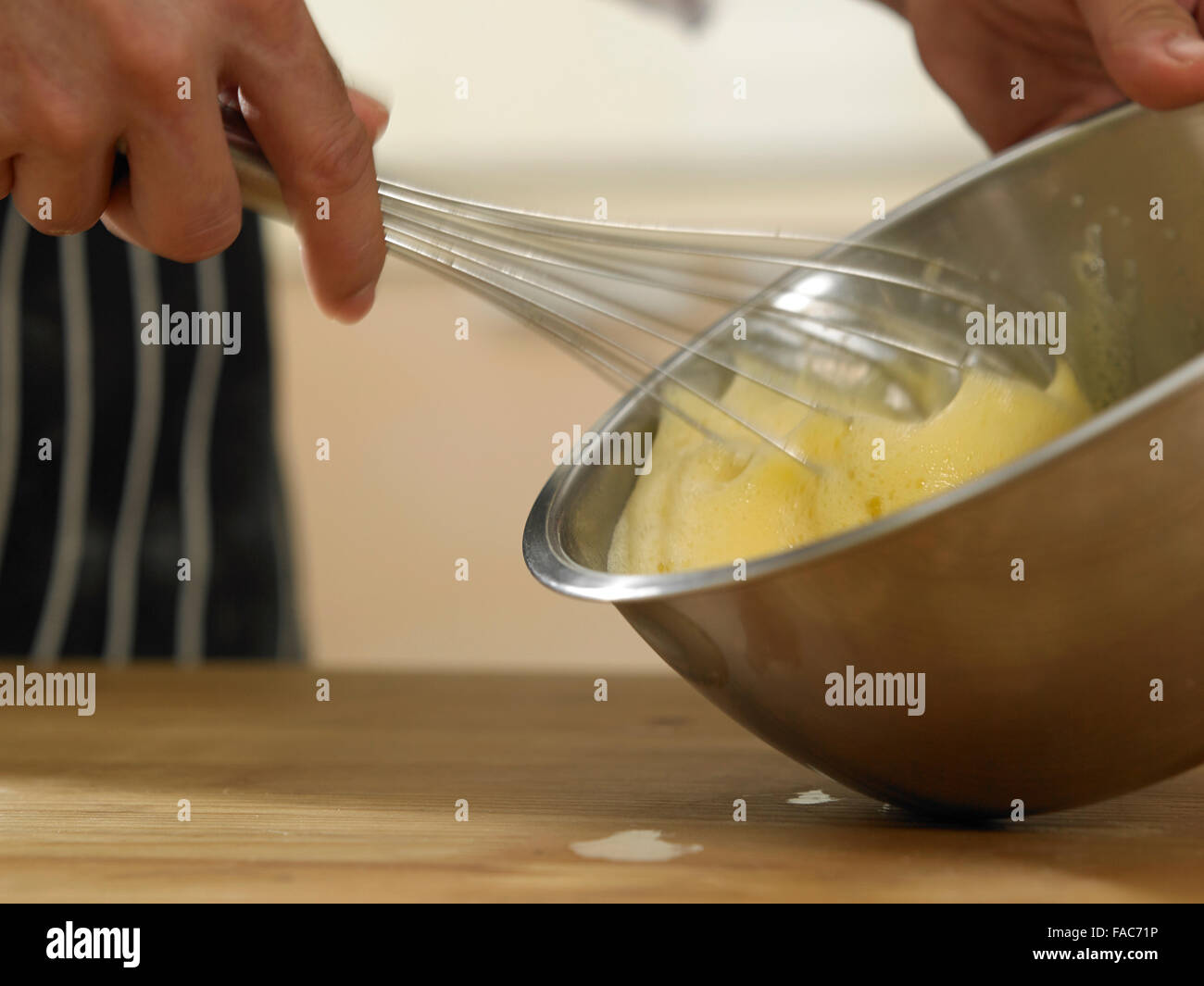 Hände schlagen von Eiern in eine Schüssel geben Stockfoto
