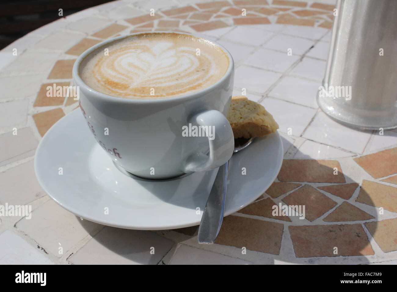 Eine Tasse Kaffee mit Milch Stockfoto