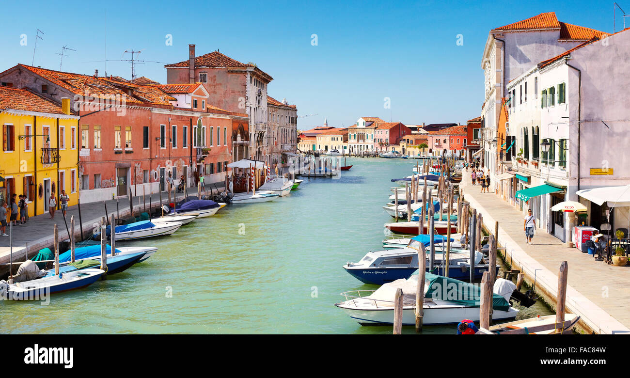 Kanal der Fondamente dei Vetrai mit Booten vertäut am Kai und Brücke über den Kanal, Lagune Insel Murano, Veneto, UNESCO Stockfoto