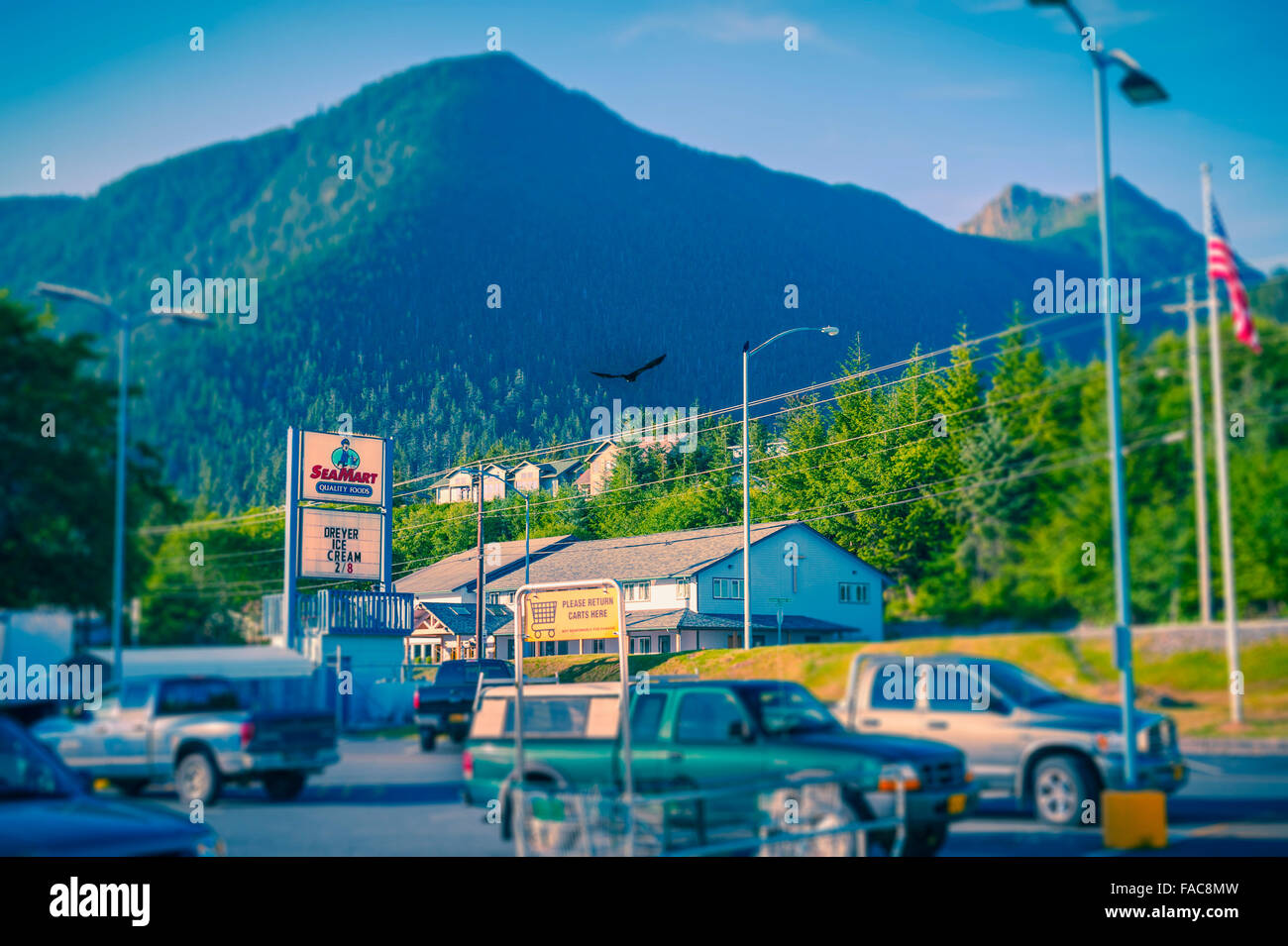 Ein Blick auf Hafen Berg aus Seamart Supermarkt in Sitka, Alaska, USA.  Fotografie von Jeffrey Wickett, Northlight Foto Stockfoto