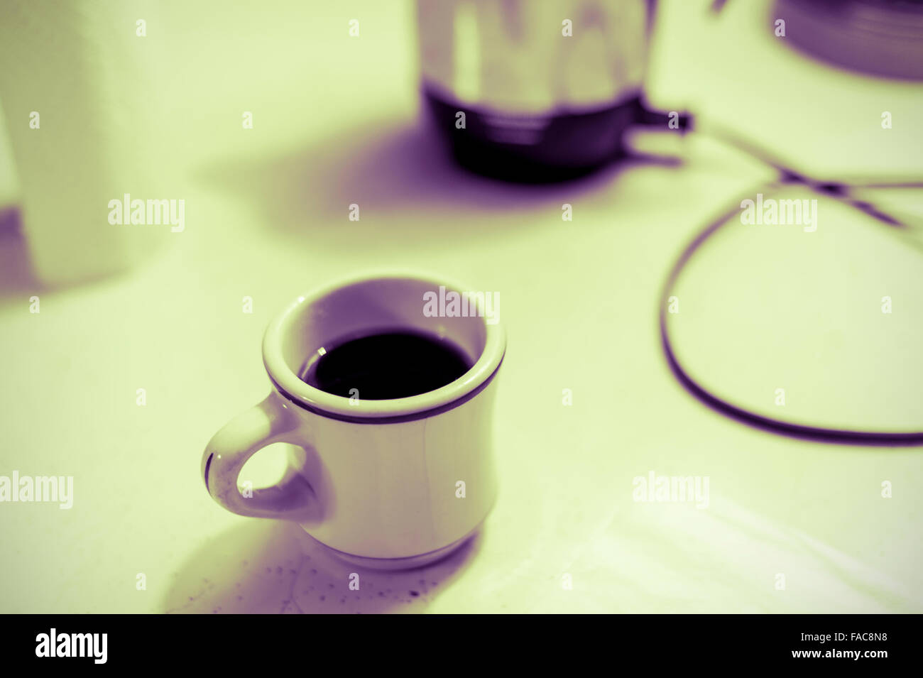 Meine Lieblings-Kaffee-Tasse und Kaffeekanne auf meinem Küchentisch.  Fotografie von Jeffrey Wickett, Northlight Fotografie, http://www Stockfoto