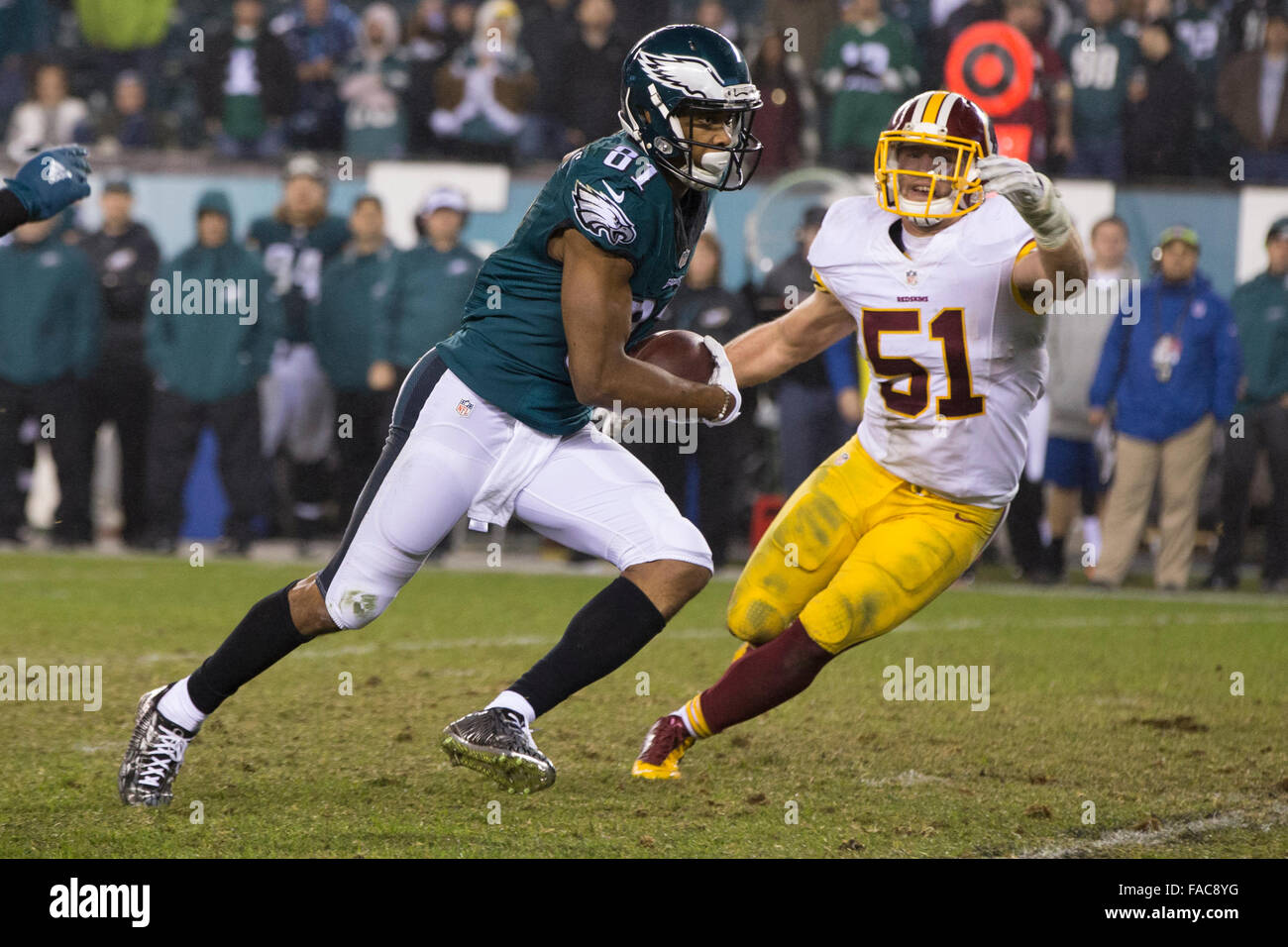 26. Dezember 2015: Philadelphia Eagles Wide Receiver Jordan Matthews (81) läuft mit dem Ball als Washington Redskins innen Linebacker gibt Will Compton (51) Jagd während der NFL-Spiel zwischen den Washington Redskins und die Philadelphia Eagles am Lincoln Financial Field in Philadelphia, Pennsylvania. Die Washington Redskins gewann 38-24 der NFC East zu gewinnen. Christopher Szagola/CSM Stockfoto