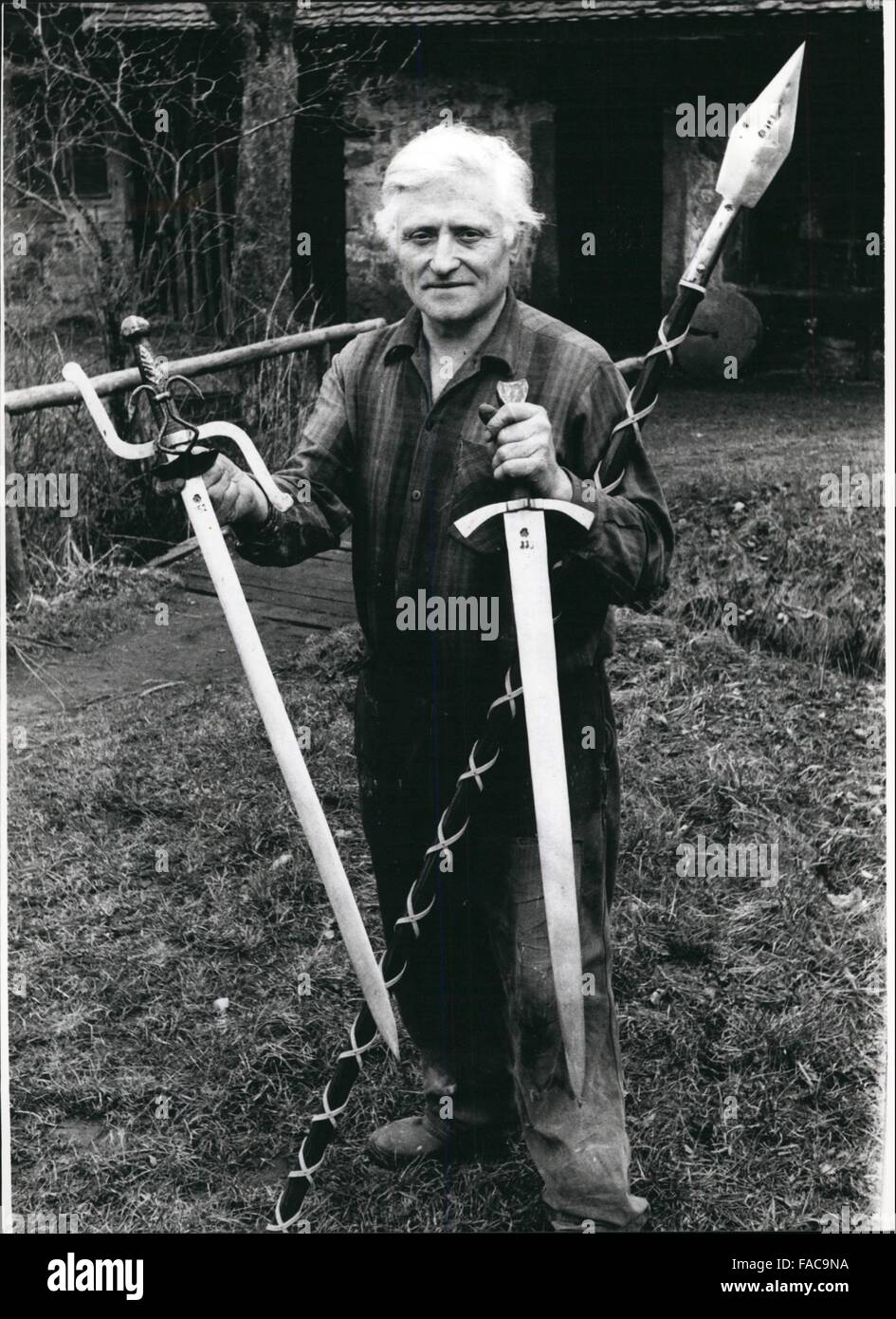 1968 - 700 Jahre alte - Schmiede: eines der ältesten Arm-Schmiede im Land. in die noch nach den Regeln der alten gearbeitet ist ist Kunst, 700 Jahre alt Hammor - Schmiede von Ludwig Fehrenbach (Bild) in einem versteckten Tal im Schwarzwald bei Scelbach in der Nähe von Lahn/West Deutschland. Es fertigt der Meister mit ursprünglichen Werkzeugen grobem Eisen - Quardres und Runde Roheisen unter der Wasser - Rädern angetrieben fallenden Hämmer Schwerter, Säbel, Hellebarden und andere Befestigungen wie seine Vorfahren. Nachdem ein vorsichtig beobachtet '' Familie - Rezept '' die Klingen sind gehärtet. Dann sie an Interessenten verkauft werden, Stockfoto