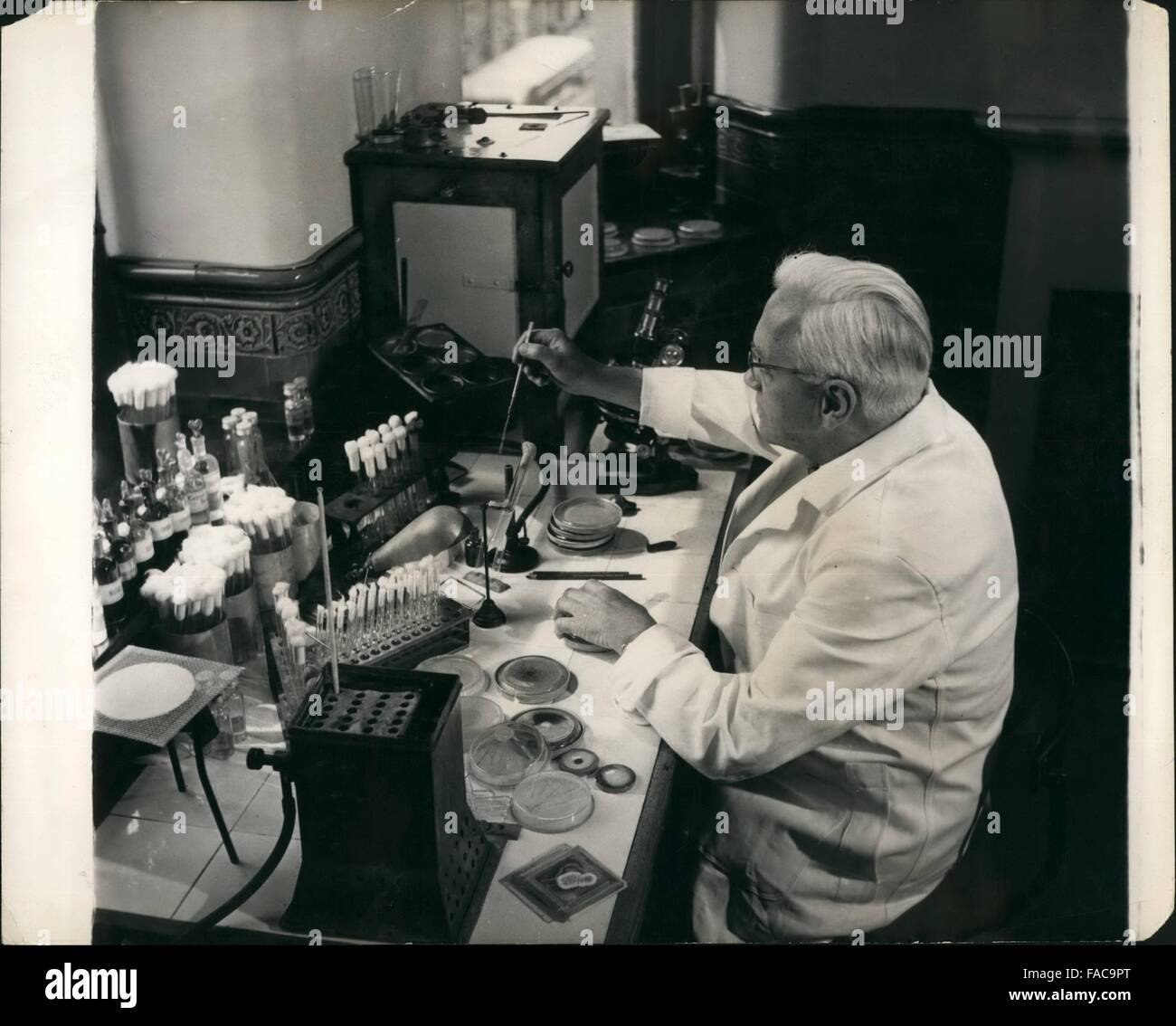 1962 - Jubiläum der Entdeckung des Penicillins: Sir Alexander Fleming, Präsentation erhalten: diesen Monat (Juni) markiert den fünfundzwanzigsten Jahrestag der Entdeckung der Penicilllin durch Sir Alexander Fleming, und eine besondere Präsentation ist für ihn geplant, obwohl die genauen Details noch nicht offenbart worden. Dem berühmten, bescheidene Bakteriologen des St.Maryes Krankenhauses weiterhin seiner täglichen Arbeit in den Labors, obwohl das Zimmer, in dem sein berühmte Werk fertig war, ist nicht mehr. Voller Anerkennung seiner Entdeckung kommen nur während des Krieges, wenn Sir Howard Florey den Klettergarten verwendet aus dem o getrennt Stockfoto