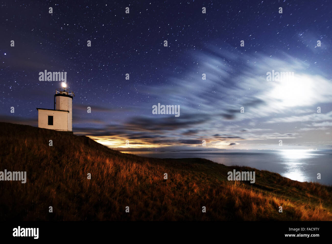 Vieh Point Leuchtturm unter Sternenhimmel, San Juan Island, San Juan County, Washington, USA Stockfoto