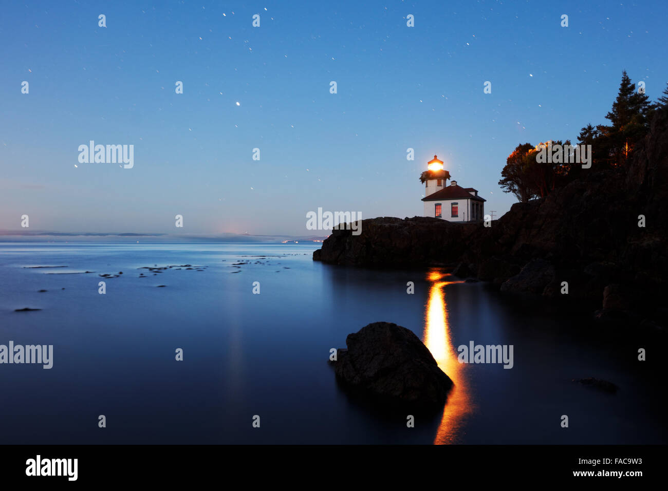 Lime Kiln Leuchtturm steht Uhr über Haro Strait unter dem Sternenhimmel, Washington Stockfoto