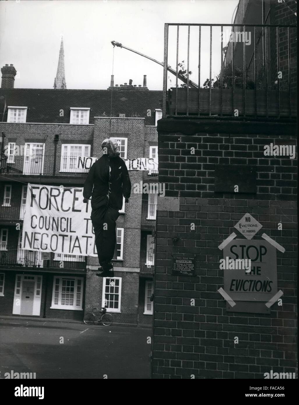 1972 - '' mieten Rebell '' Mann Barrikaden seine flach gegen die Gerichtsvollzieher ließ die Schlacht beginnen -, dass trotzige Herausforderung von einem Wohnblock in Leighton Road, Kentish Town, wo '' mieten Rebell '' hinunter geschleudert wurde Don Cook sitzt verbarrikadiert in, warten auf den Gerichtsvollzieher kommen. Er hat genug Vorschriften für eine lange Belagerung und Form ein Fenster ein Signal schießen Skywards und 2.000 anderen rebellischen Mieter ihm zu Hilfe zu bringen. Die Frist war um Mitternacht, wenn eine gerichtliche Anordnung sagt, dass Don seine Rates Wohnung beenden muss. Er hat sich geweigert zu zahlen das doppelte mieten, mit denen die St. Panoras Council von vielen Mietern verlangt. Stockfoto