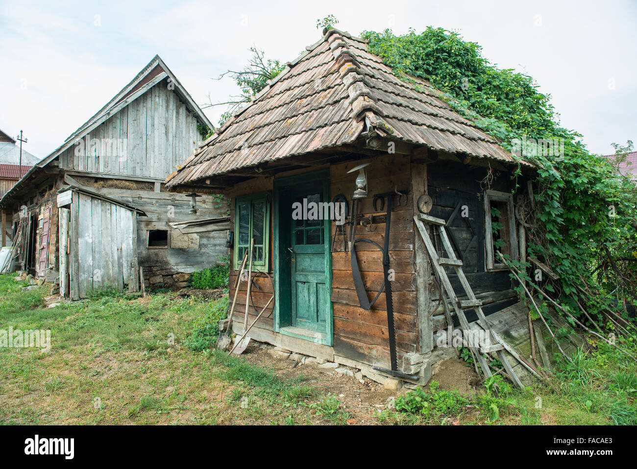 Traditionelle hölzerne Häuser im Bezirk Maramures, Rumänien Stockfoto