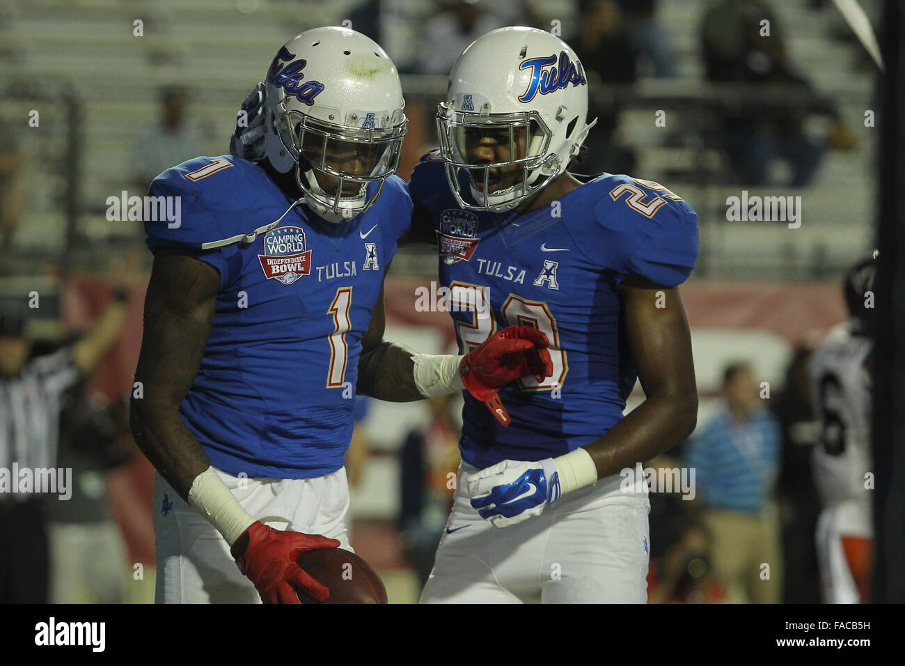 Shreveport, LA, USA. 26. Dezember 2015. 26. Dezember 2015: Tulsa WR #1 Keyarris Garrett und #29 Justin Hobbs feiert nach scoring auf eine zwei-Punkt-Konvertierung in der 2. Hälfte des Camping World Unabhängigkeit Bowl am Independence Stadium in Shreveport, Louisiana Justin Manning/ESW/CSM/Alamy Live-Nachrichten Stockfoto