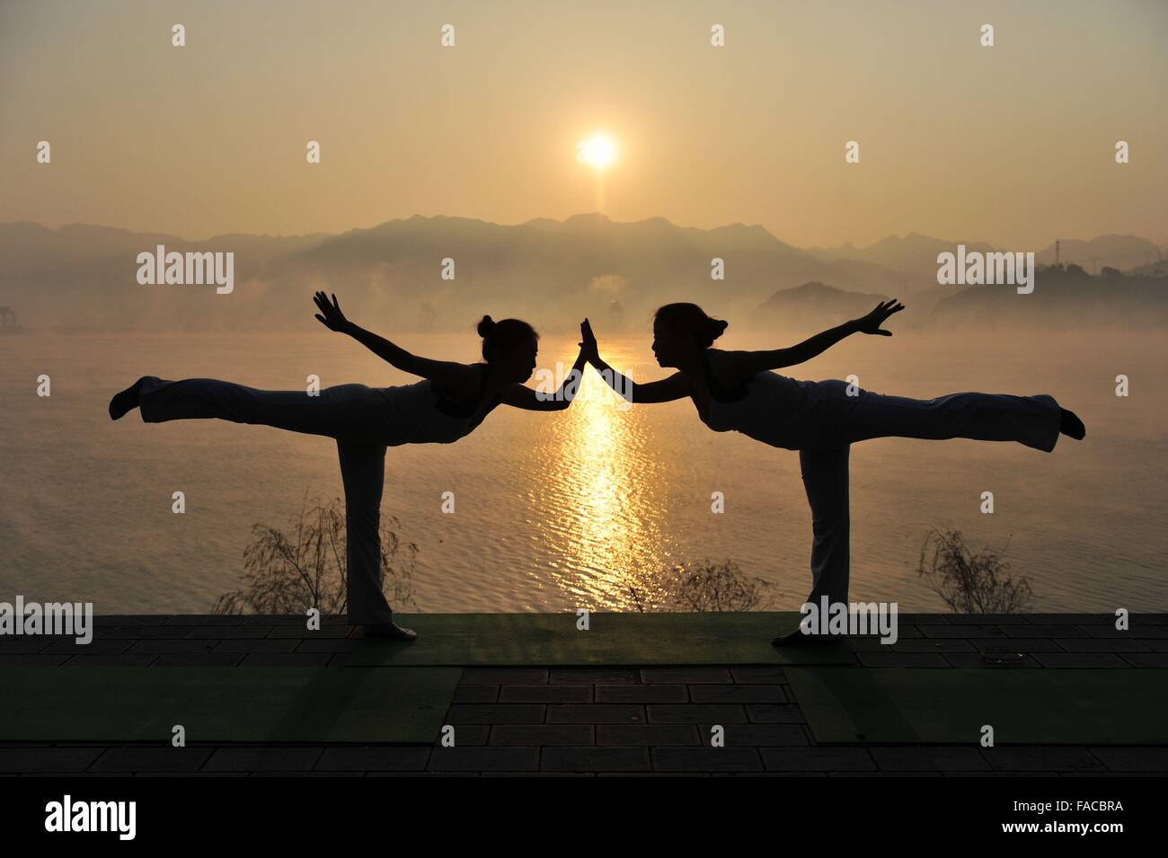 Zigui, China Hubei Provinz. 27. Dezember 2015. Yogapraxis Spieler in der Qu Yuan Memorial Hall in der Nähe der drei-Schluchten-Damm in Zigui County, Zentral-China Hubei Provinz, 27. Dezember 2015. Bildnachweis: Wang Huifu/Xinhua/Alamy Live-Nachrichten Stockfoto