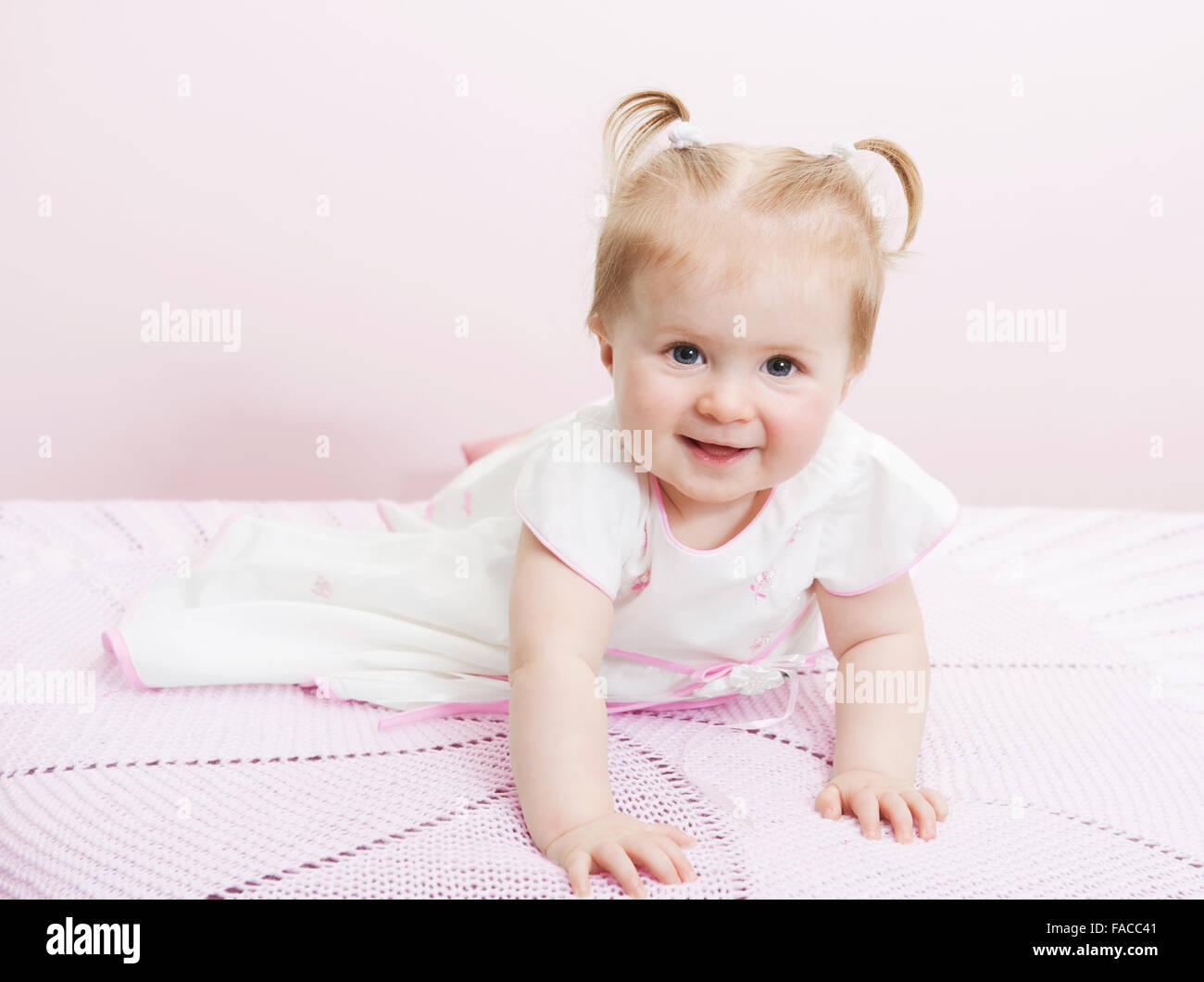 Porträt des schönen Mädchens auf einem hellen Hintergrund Stockfoto