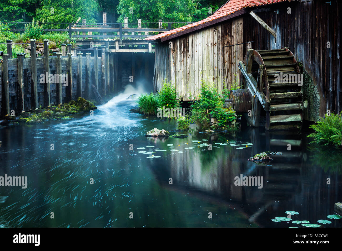 alten Wasserrad im Stream von historischen Stahlwerk Stockfoto