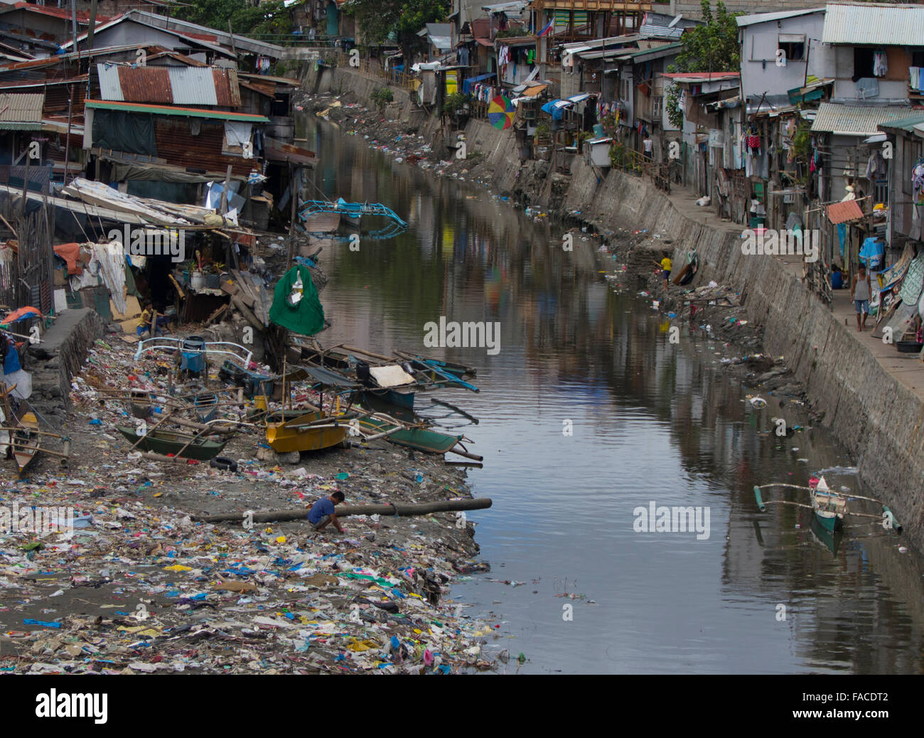 Müll säumt die Ufer eines Baches Süßwasser in Cebu City, Philippinen. Der Bach fließt direkt in der Nähe von Port. Stockfoto