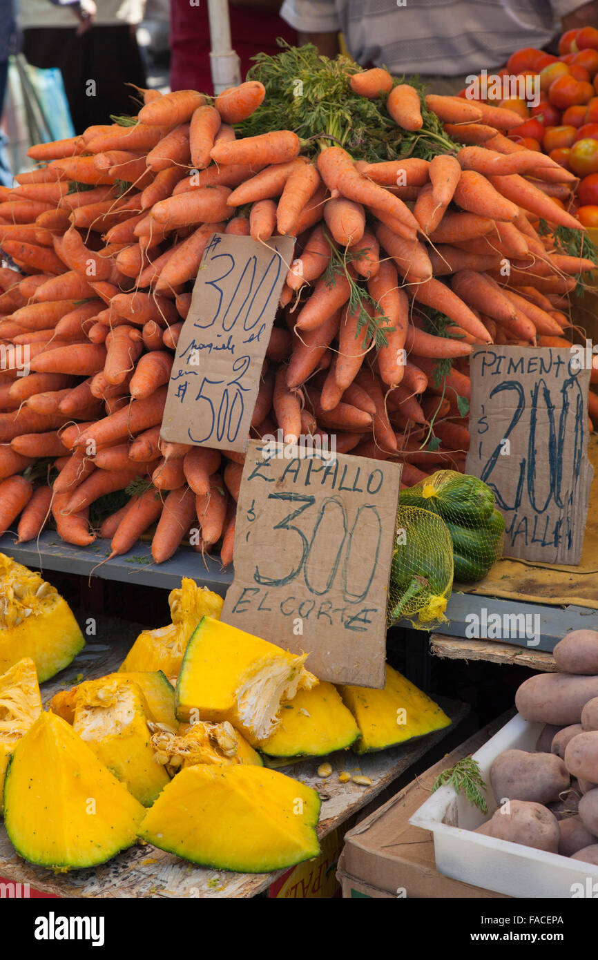 Obst- und Gemüsemarkt in Santiago de Chile, Chile, Südamerika  Stockfotografie - Alamy