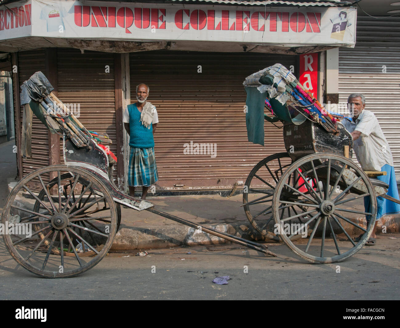 Rikschafahrer zu Fuß in Kolkata, Indien Stockfoto